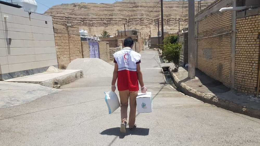 توزیع 1280 بسته معیشتی توسط هلالاحمر خوزستان